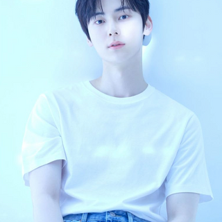 HWANG MINHYUN (황민현)