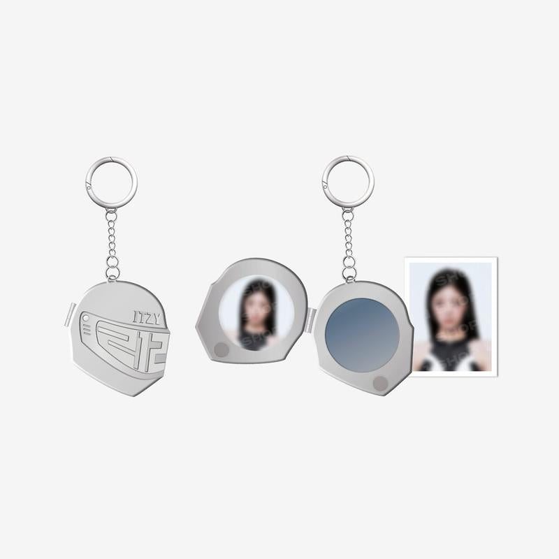 ITZY - locket pendant keyring - 3rd world tour [tunnel vision] 1