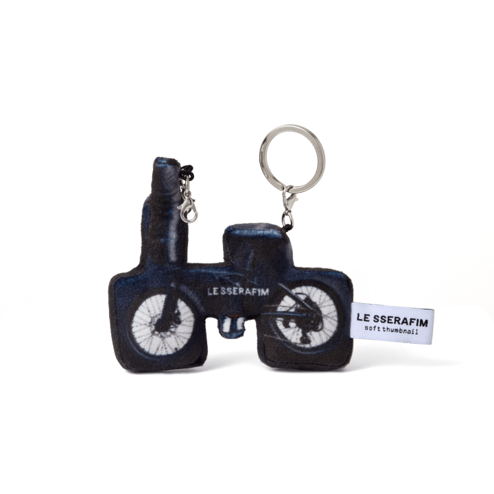 Le sserafim - [le sserafim x soft thumbnail] delivery bike keyring 1